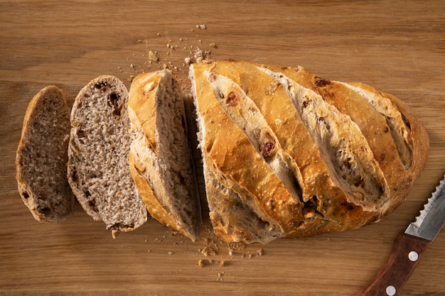 Tagliare il pane su una teglia