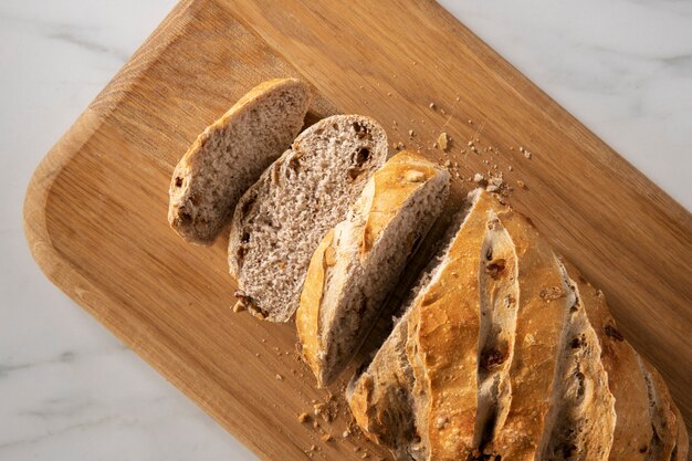 Tagliare il pane su una teglia