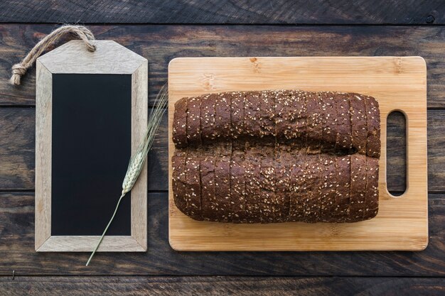 Tagliare il pane vicino alla lavagna