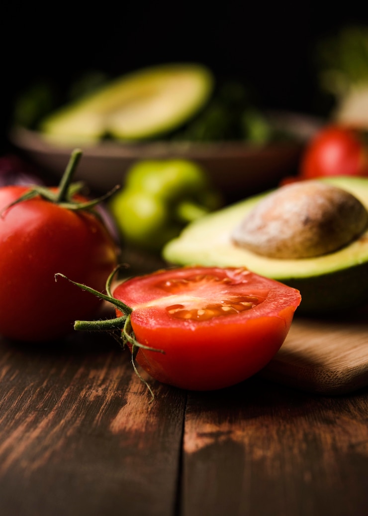 Foto gratuito tagliare il pomodoro e l'avocado per insalata