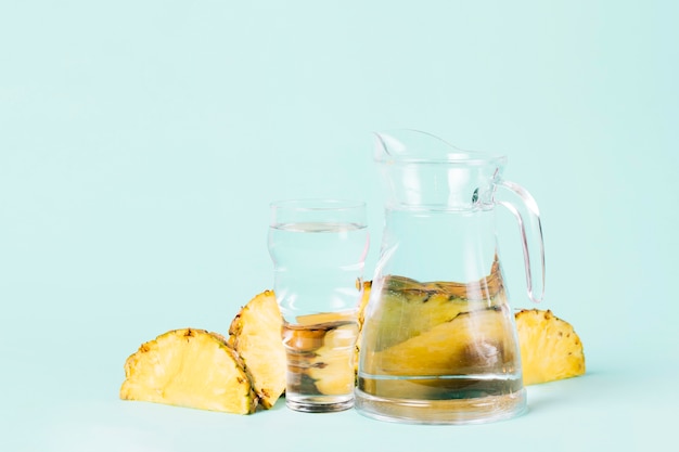 Tagliare le fette di ananas con la brocca d'acqua