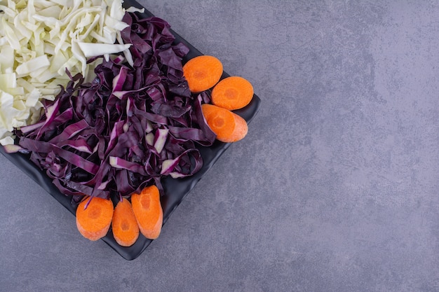 Tagliata di cavolo bianco e viola con carote