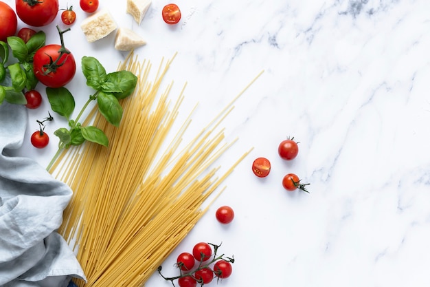 Tagliatella della pasta degli spaghetti con la priorità bassa degli ingredienti freschi