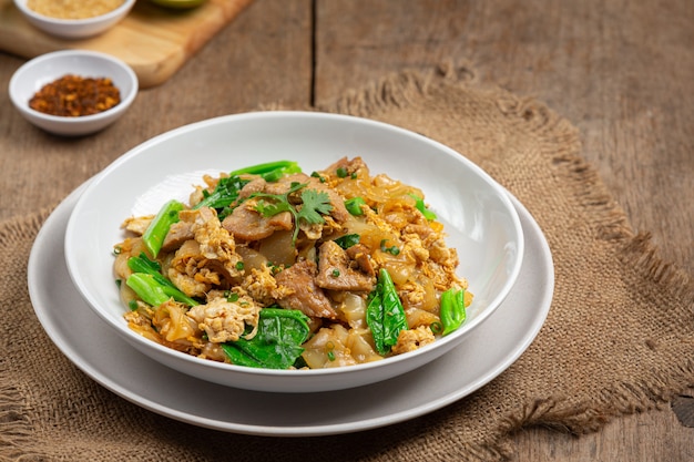 Tagliatella fritta con carne di maiale in salsa di soia e verdura