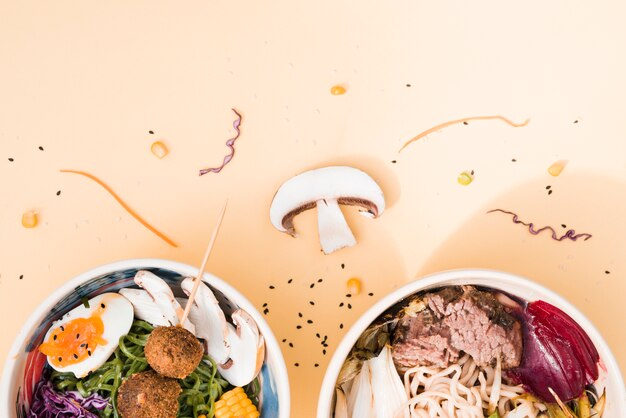 Tagliatella wok di Udon con verdure e carne su sfondo colorato