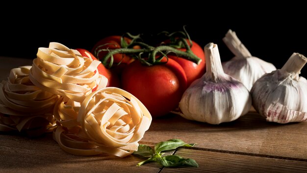 Tagliatelle al basilico e verdure sulla scrivania