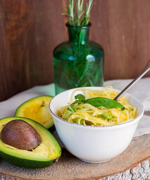 Tagliatelle con avocado e lime