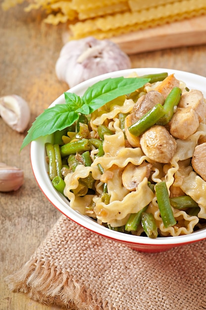 Tagliatelle con carne, fagioli e funghi