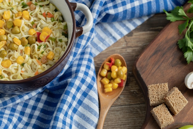 Tagliatelle con piselli e semi in padella sulla tovaglia