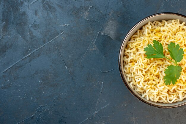 Tagliatelle di ramen con vista a metà superiore con coriandolo in una ciotola su sfondo scuro