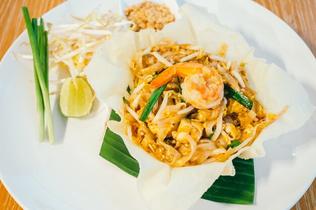 Tagliatelle di Thai pad con gamberetti o gamberetti in cima