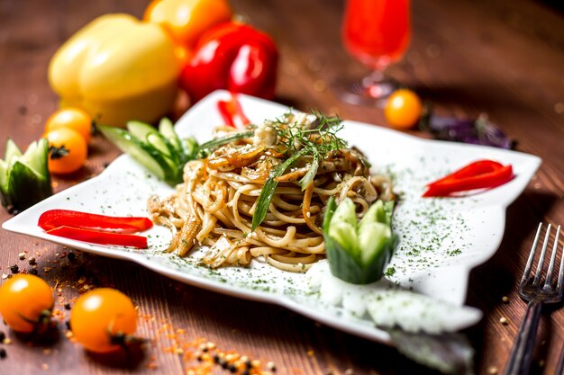 Tagliatelle di vista laterale con verdure e con mais cetriolo e peperone