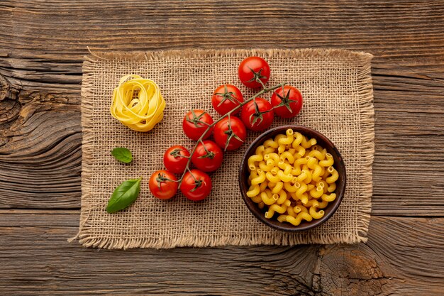 Tagliatelle e cellentani crudi con pomodori