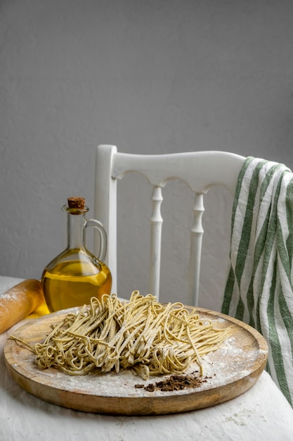 Tagliatelle fresche di alto angolo sulla tavola di legno