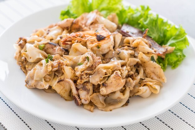 Tagliatelle fresche di riso alla farina fritta con carne mista e uova