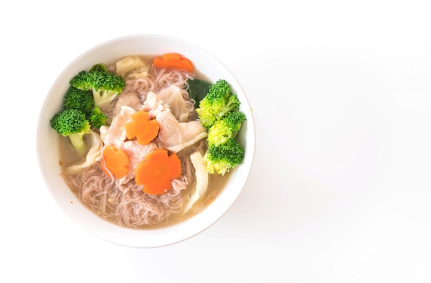 Tagliatelle in stile tailandese mescolate in salsa alla salsa con maiale marinato e broccoli cinesi