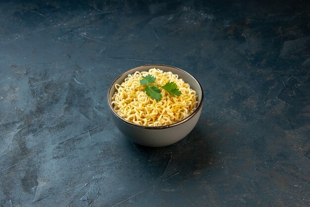 Tagliatelle ramen vista dal basso con coriandolo in una ciotola sul tavolo scuro con spazio libero