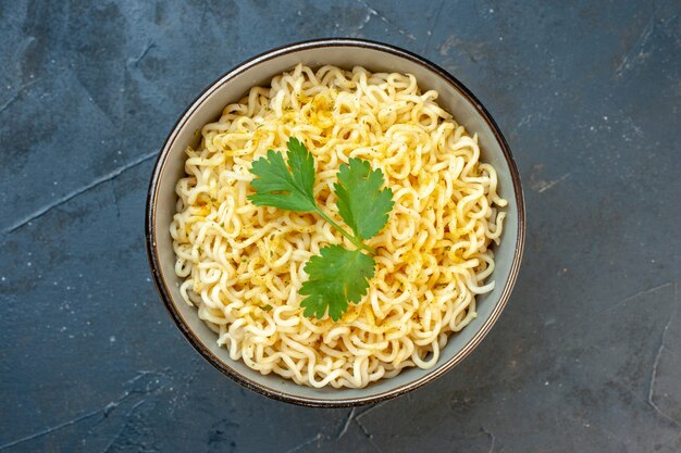 Tagliatelle ramen vista dall'alto con coriandolo in una ciotola su sfondo scuro