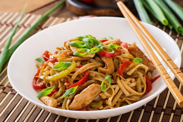 Tagliatelle Udon con pollo e peperoni. cucina giapponese