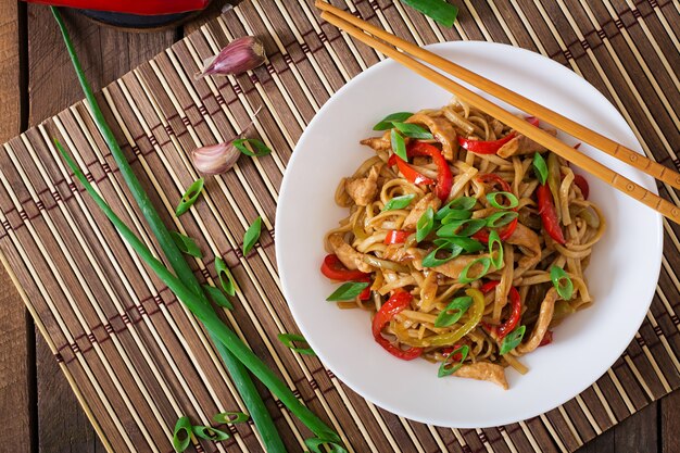 Tagliatelle Udon con pollo e peperoni. cucina giapponese