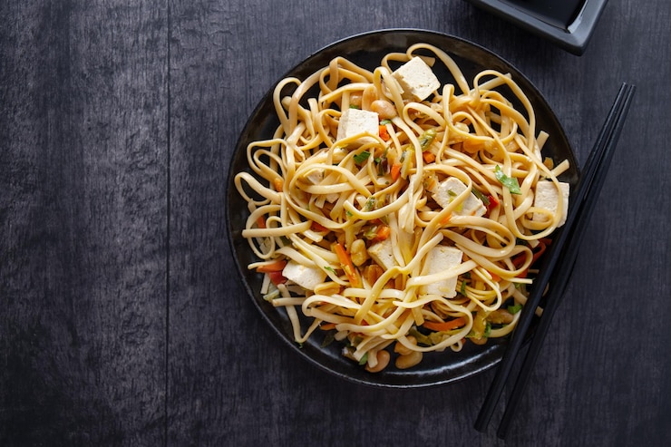 Foto gratuito tagliatelle vegane con tofu e verdure