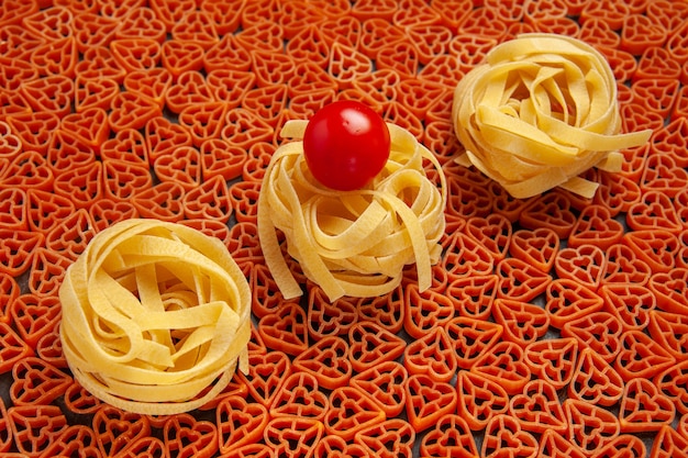 Tagliatelle vista dal basso su pomodoro ciliegino pasta italiana a forma di cuore