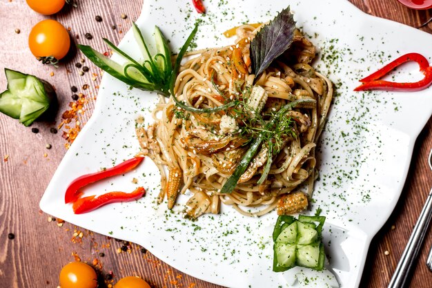 Tagliatelle vista dall'alto con verdure e con mais cetriolo e peperone