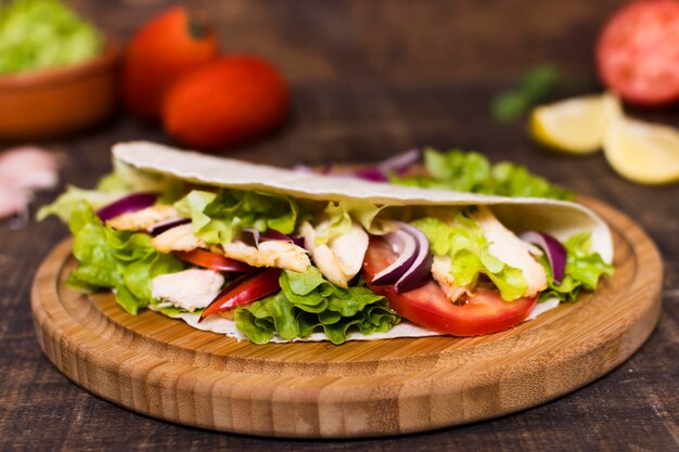 Tagliere di legno di kebab di carne e verdure cotte