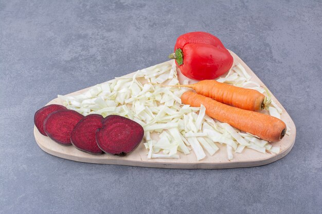 Tagliere di verdure con barbabietola, carota, peperoncino e verza