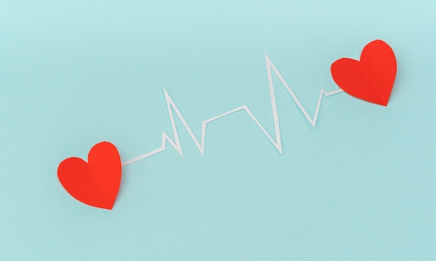 Taglio del documento di cardiogramma del ritmo cardiaco per San Valentino.