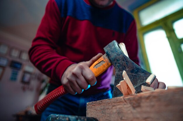 Taglio di pezzi di legno con un hummer