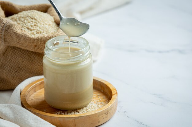 Tahini e semi di sesamo su fondo marmorizzato