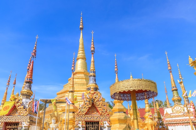 Tak Thailandia 24 dicembre 2018 Wat Phra Borommathat Temple a Ban Tak distict La pagoda dorata in stile Myanmar contiene la reliquia del Buddha all'interno