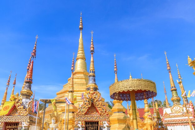 Tak Thailandia 24 dicembre 2018 Wat Phra Borommathat Temple a Ban Tak distict La pagoda dorata in stile Myanmar contiene la reliquia del Buddha all'interno