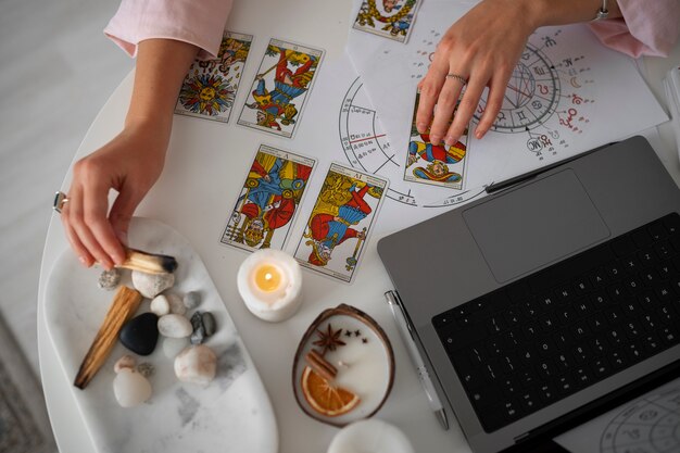 Tarocchi della lettura della donna dell'angolo alto con il computer portatile