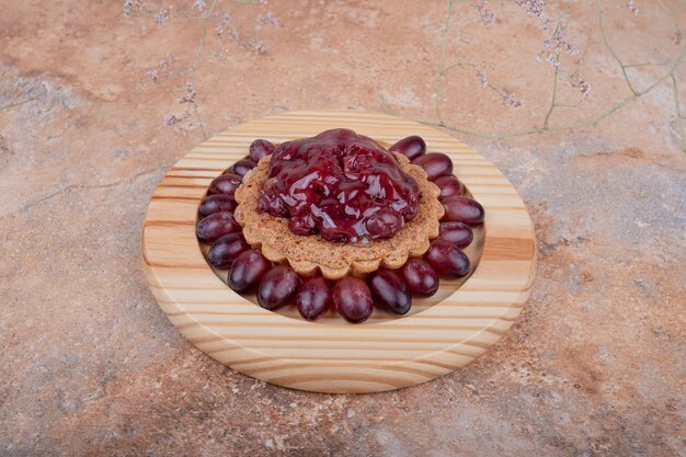 Tartalette con bacche di corniolo e confettura.