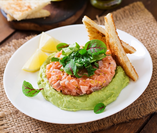 Tartare di salmone con mousse di avocado.