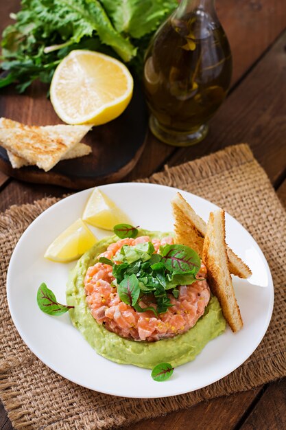 Tartare di salmone con mousse di avocado.