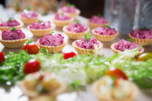 Tartellette con Insalata delle barbabietole sul tavolo del buffet