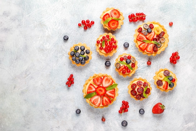 Tartellette rustiche fatte in casa deliziose bacche estive.