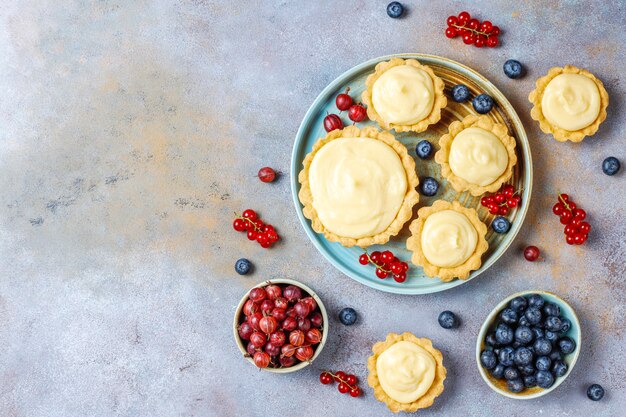 Tartellette rustiche fatte in casa deliziose bacche estive.