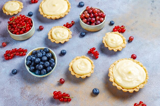 Tartellette rustiche fatte in casa deliziose bacche estive.