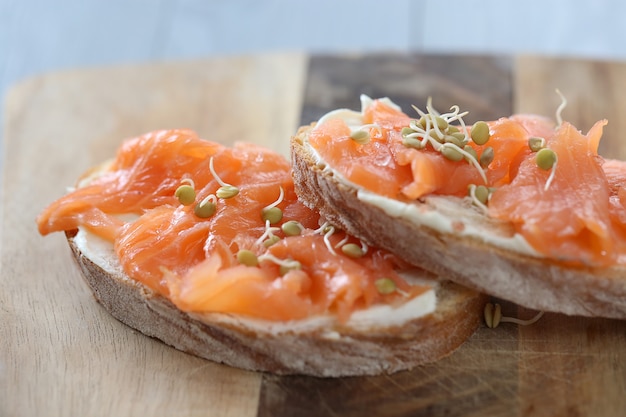 Tartine di salmone affumicato con ricetta di crema di formaggio