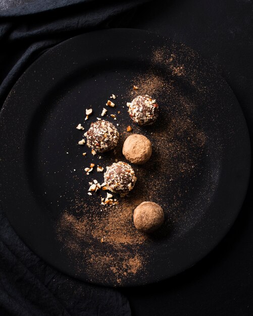 Tartufi al cioccolato vista dall'alto pronti per essere serviti