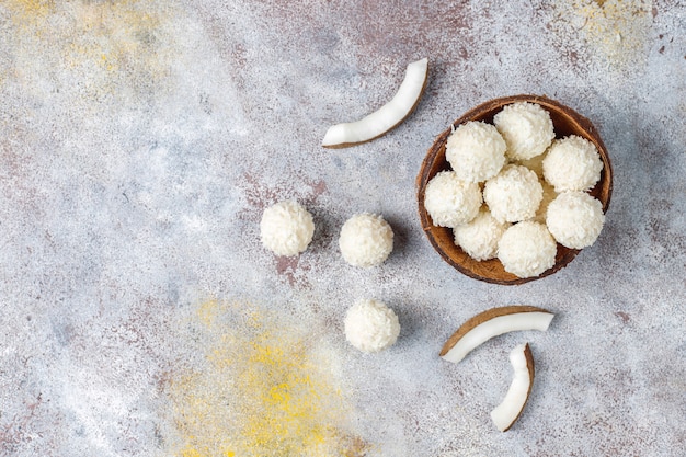 Tartufi di cocco e cioccolato bianco con mezza noce di cocco