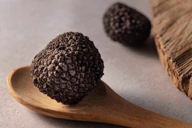 Tartufo ad alto angolo sul cucchiaio di legno