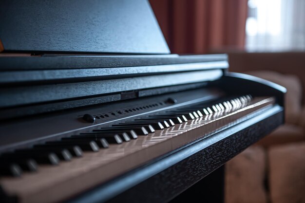 Tasti del primo piano di un pianoforte elettronico su uno sfondo sfocato