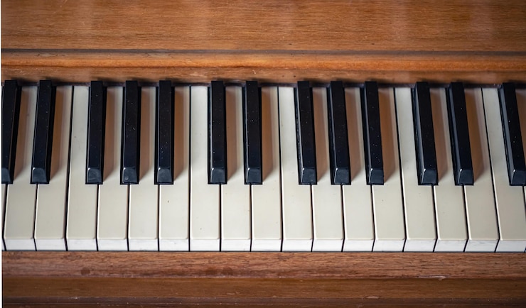 Foto gratuito tasti di primo piano di un antico pianoforte di legno