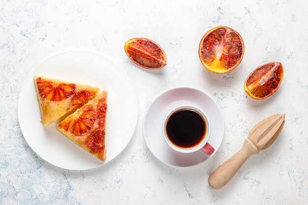 Tatin francese delizioso del dessert crostata con l'arancia sanguinella.