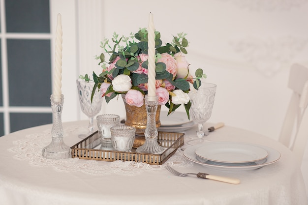 tavola che serve per gli sposi con l&#39;arredamento, bicchieri di cristallo e fiori